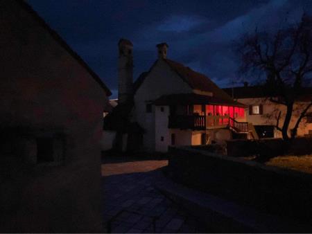 Osvetlitev Škrateljnove domačije ob svetovnem dnevu boja proti AIDS-u